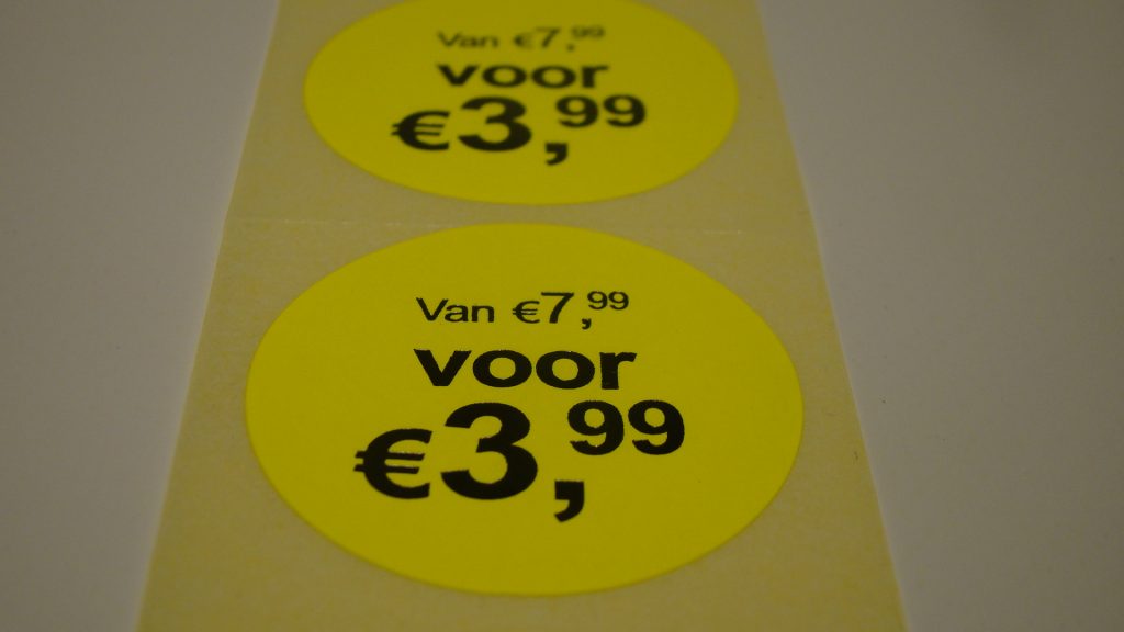 Gele kortingssticker op vel